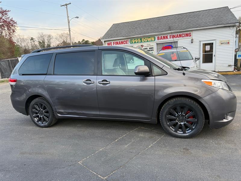 Toyota Sienna XLE AWD 7-Pass V6 2011