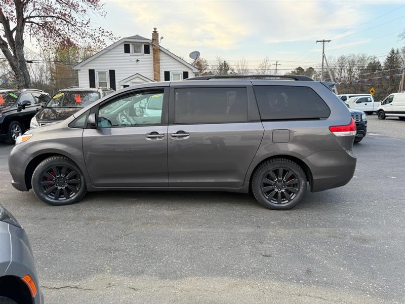 Toyota Sienna XLE AWD 7-Pass V6 2011