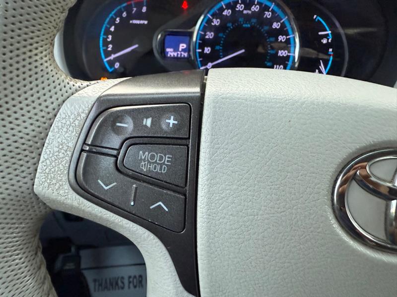 Toyota Sienna XLE AWD 7-Pass V6 2011