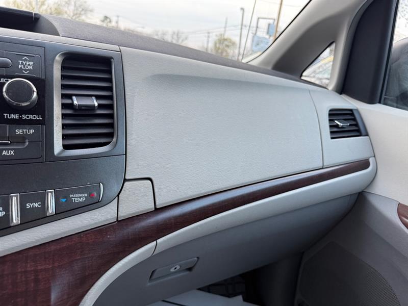 Toyota Sienna XLE AWD 7-Pass V6 2011