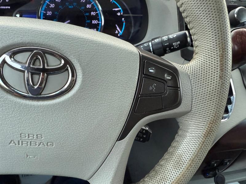 Toyota Sienna XLE AWD 7-Pass V6 2011