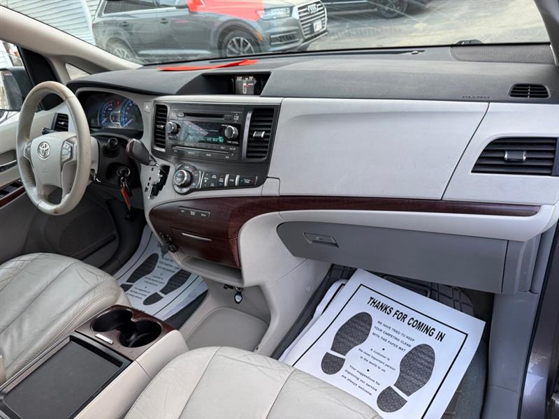 Toyota Sienna XLE AWD 7-Pass V6 2011