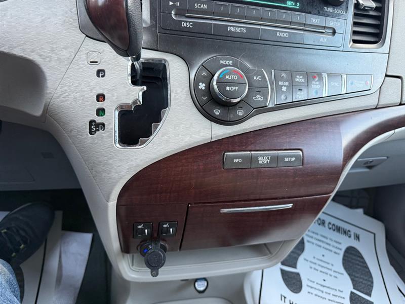 Toyota Sienna XLE AWD 7-Pass V6 2011