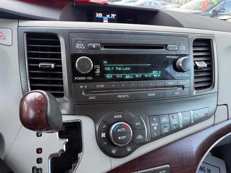 Toyota Sienna XLE AWD 7-Pass V6 2011