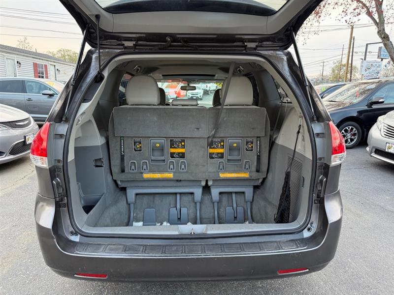 Toyota Sienna XLE AWD 7-Pass V6 2011