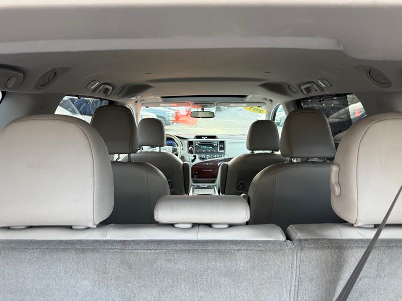 Toyota Sienna XLE AWD 7-Pass V6 2011