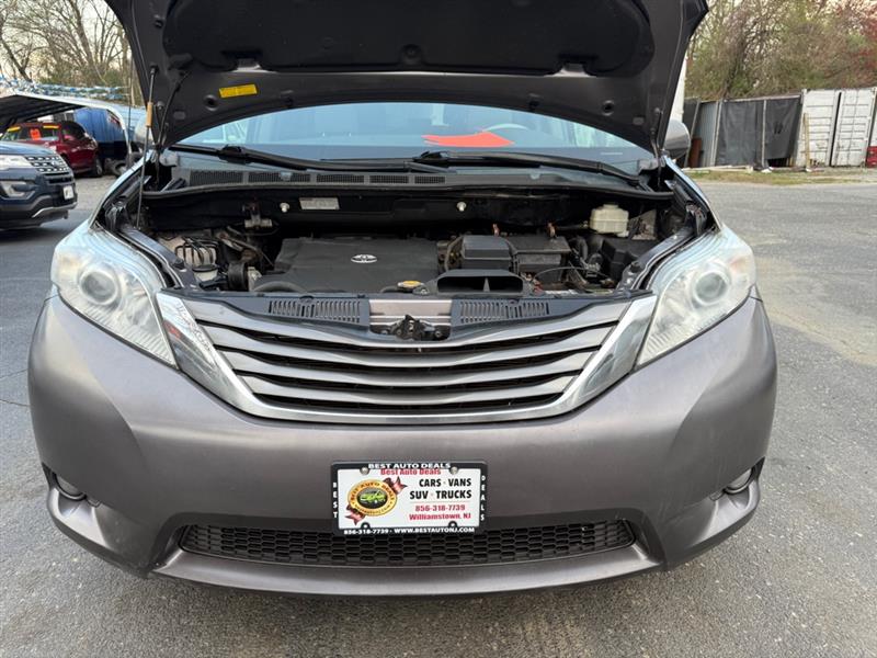 Toyota Sienna XLE AWD 7-Pass V6 2011