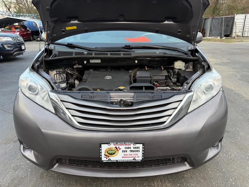 Toyota Sienna XLE AWD 7-Pass V6 2011