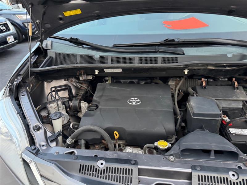 Toyota Sienna XLE AWD 7-Pass V6 2011