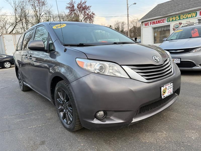 Toyota Sienna XLE AWD 7-Pass V6 2011