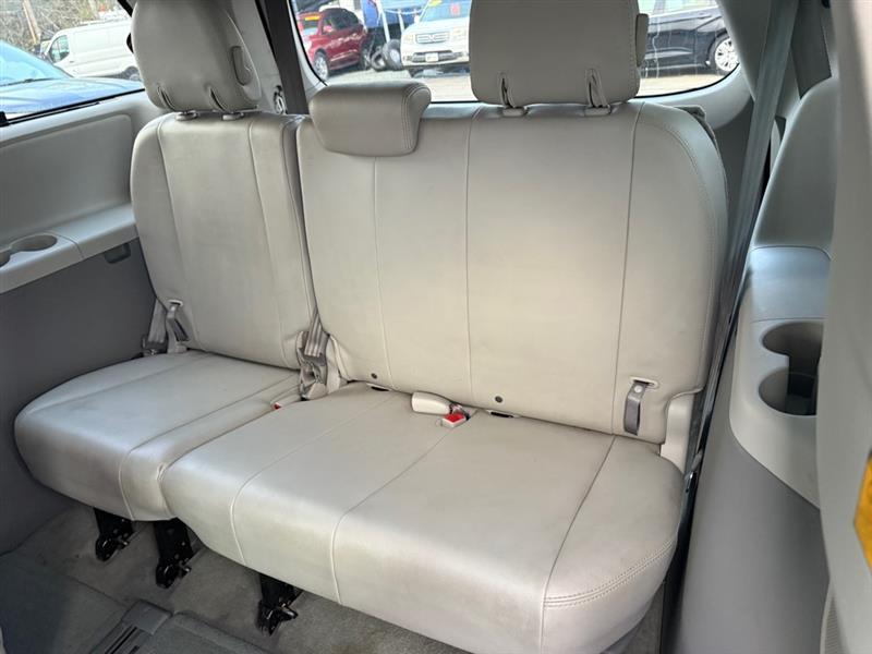 Toyota Sienna XLE AWD 7-Pass V6 2011