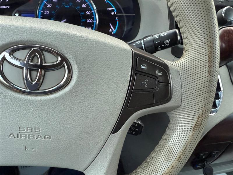 Toyota Sienna XLE AWD 7-Pass V6 2011