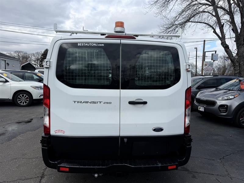 Ford Transit 250 Van Low Roof 60/40 Pass.130-in. WB 2015