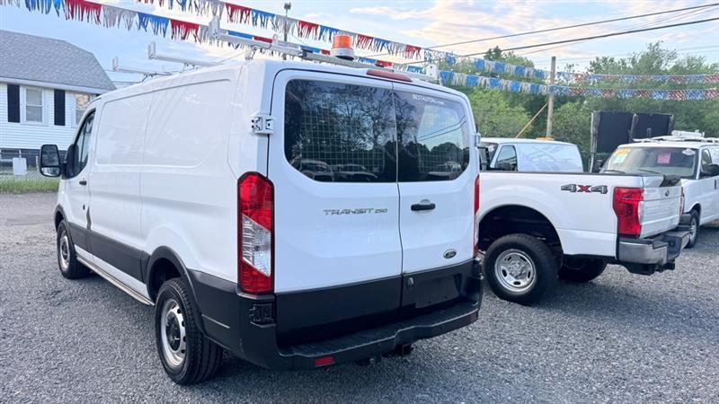 Ford Transit 250 Van Low Roof 60/40 Pass.130-in. WB 2015