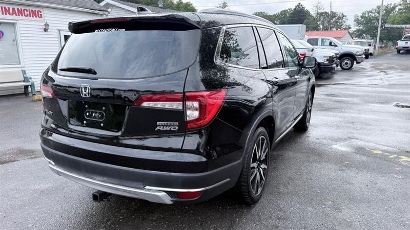 Honda Pilot Touring w/Rear Captain's Chairs AWD 2019