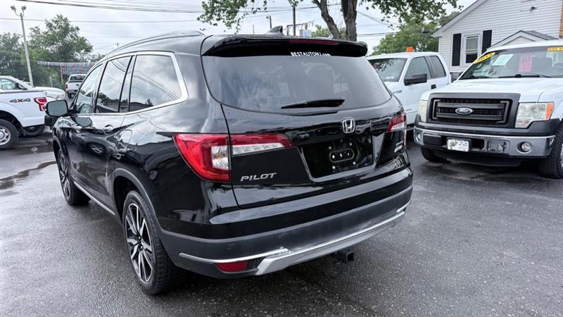 Honda Pilot Touring w/Rear Captain's Chairs AWD 2019