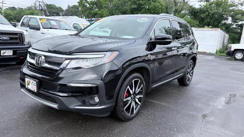 Honda Pilot Touring w/Rear Captain's Chairs AWD 2019