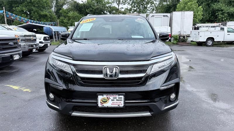 Honda Pilot Touring w/Rear Captain's Chairs AWD 2019