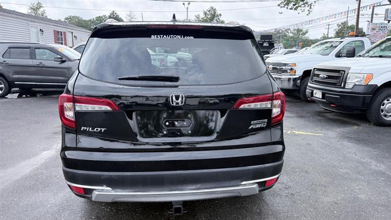 Honda Pilot Touring w/Rear Captain's Chairs AWD 2019