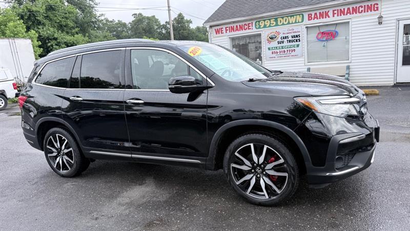 Honda Pilot Touring w/Rear Captain's Chairs AWD 2019