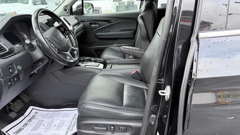 Honda Pilot Touring w/Rear Captain's Chairs AWD 2019