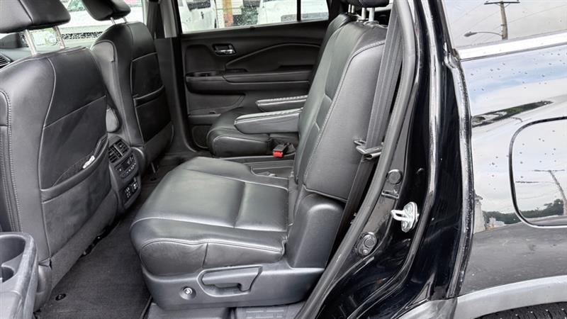 Honda Pilot Touring w/Rear Captain's Chairs AWD 2019