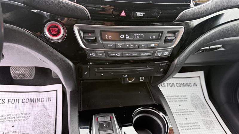 Honda Pilot Touring w/Rear Captain's Chairs AWD 2019