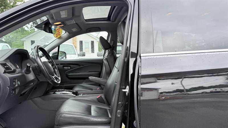 Honda Pilot Touring w/Rear Captain's Chairs AWD 2019