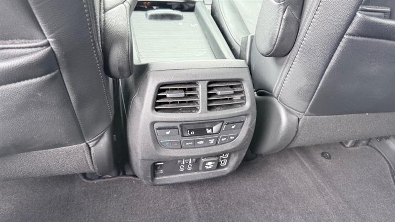 Honda Pilot Touring w/Rear Captain's Chairs AWD 2019