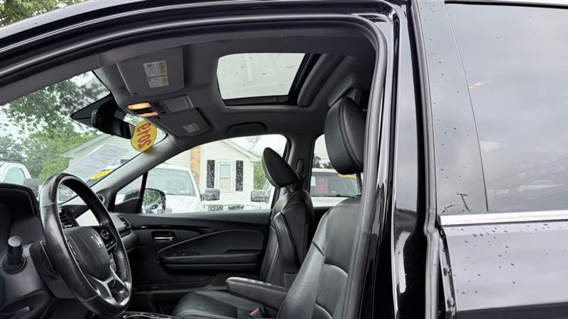 Honda Pilot Touring w/Rear Captain's Chairs AWD 2019