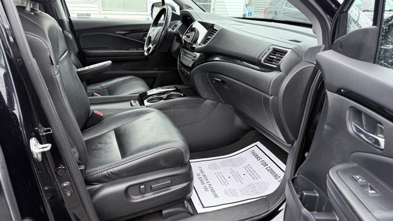 Honda Pilot Touring w/Rear Captain's Chairs AWD 2019
