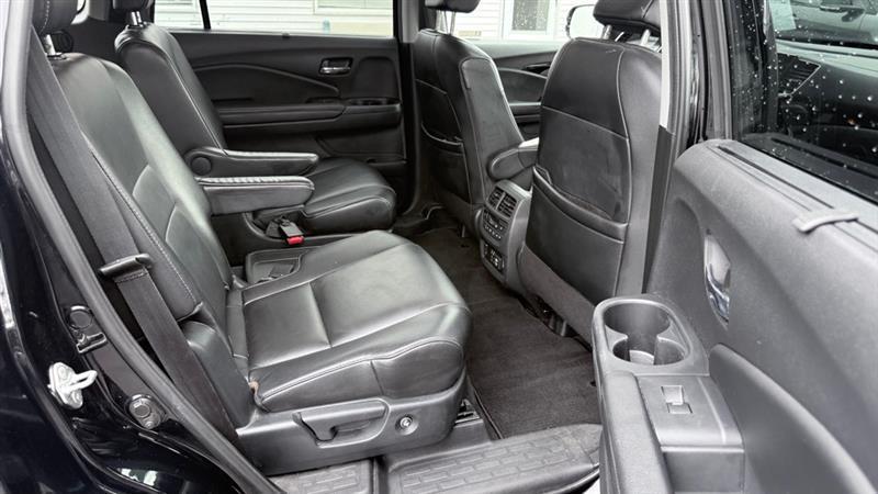 Honda Pilot Touring w/Rear Captain's Chairs AWD 2019