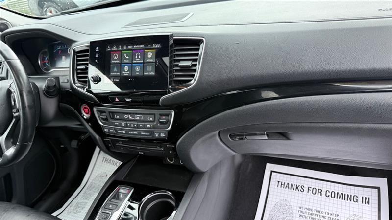Honda Pilot Touring w/Rear Captain's Chairs AWD 2019