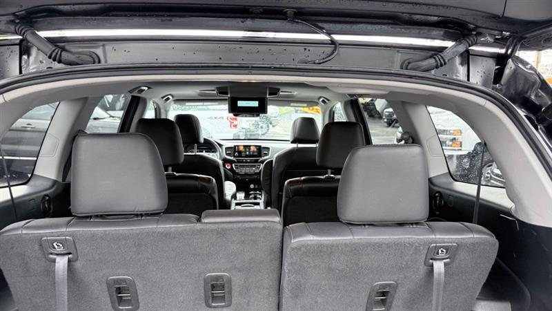 Honda Pilot Touring w/Rear Captain's Chairs AWD 2019