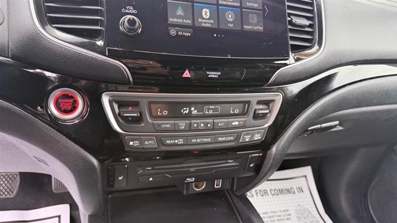 Honda Pilot Touring w/Rear Captain's Chairs AWD 2019