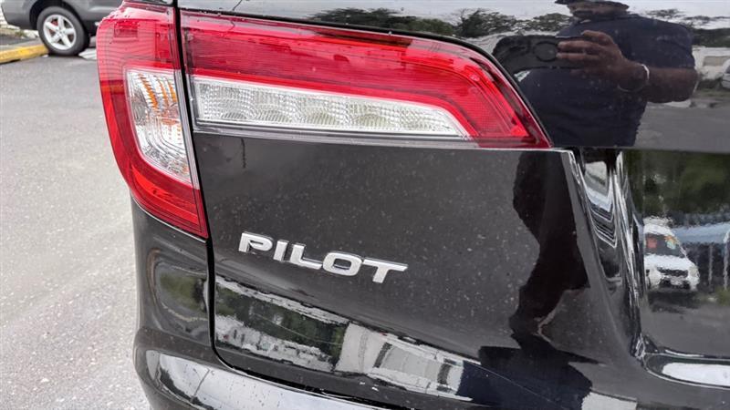 Honda Pilot Touring w/Rear Captain's Chairs AWD 2019