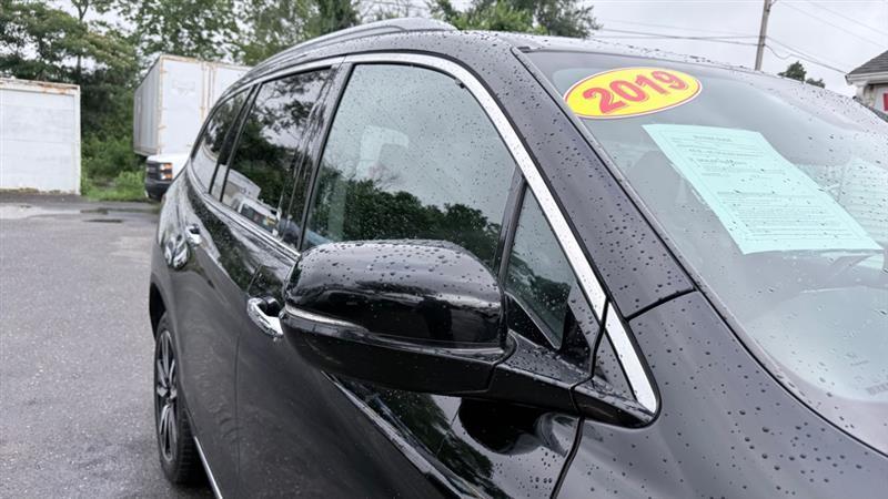 Honda Pilot Touring w/Rear Captain's Chairs AWD 2019