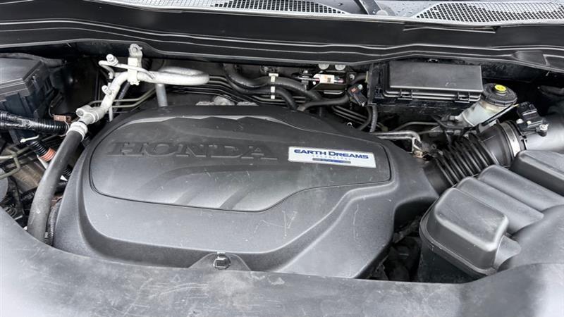 Honda Pilot Touring w/Rear Captain's Chairs AWD 2019