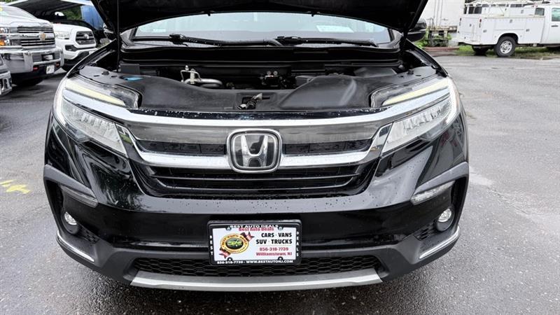 Honda Pilot Touring w/Rear Captain's Chairs AWD 2019
