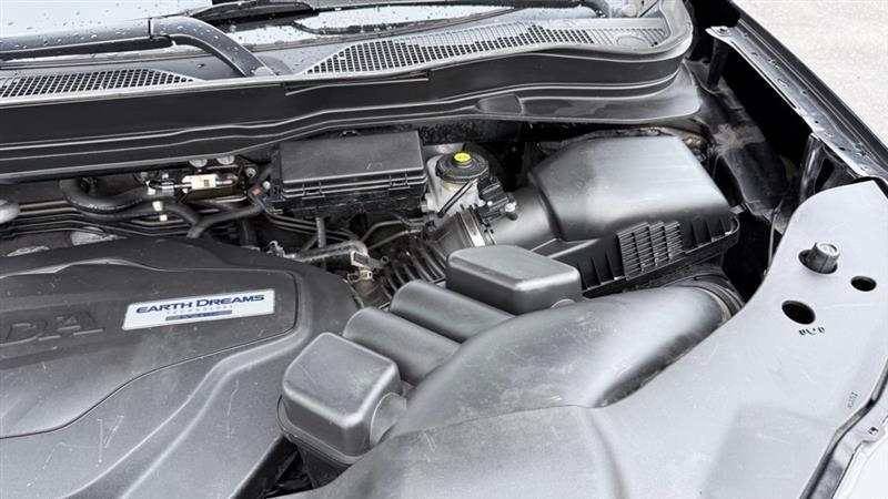 Honda Pilot Touring w/Rear Captain's Chairs AWD 2019