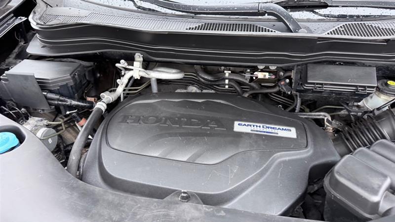 Honda Pilot Touring w/Rear Captain's Chairs AWD 2019