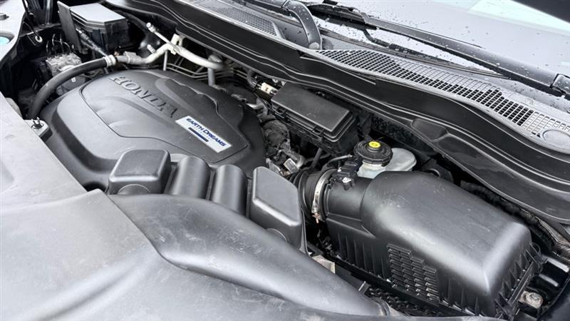 Honda Pilot Touring w/Rear Captain's Chairs AWD 2019