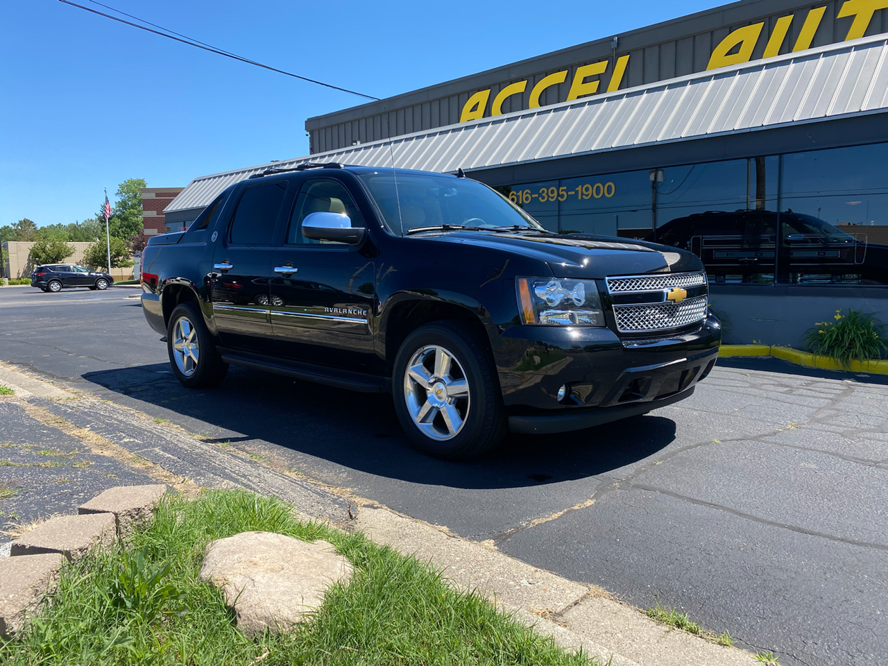 Used 2013 Chevrolet Avalanche LTZ 4WD for Sale in Holland
