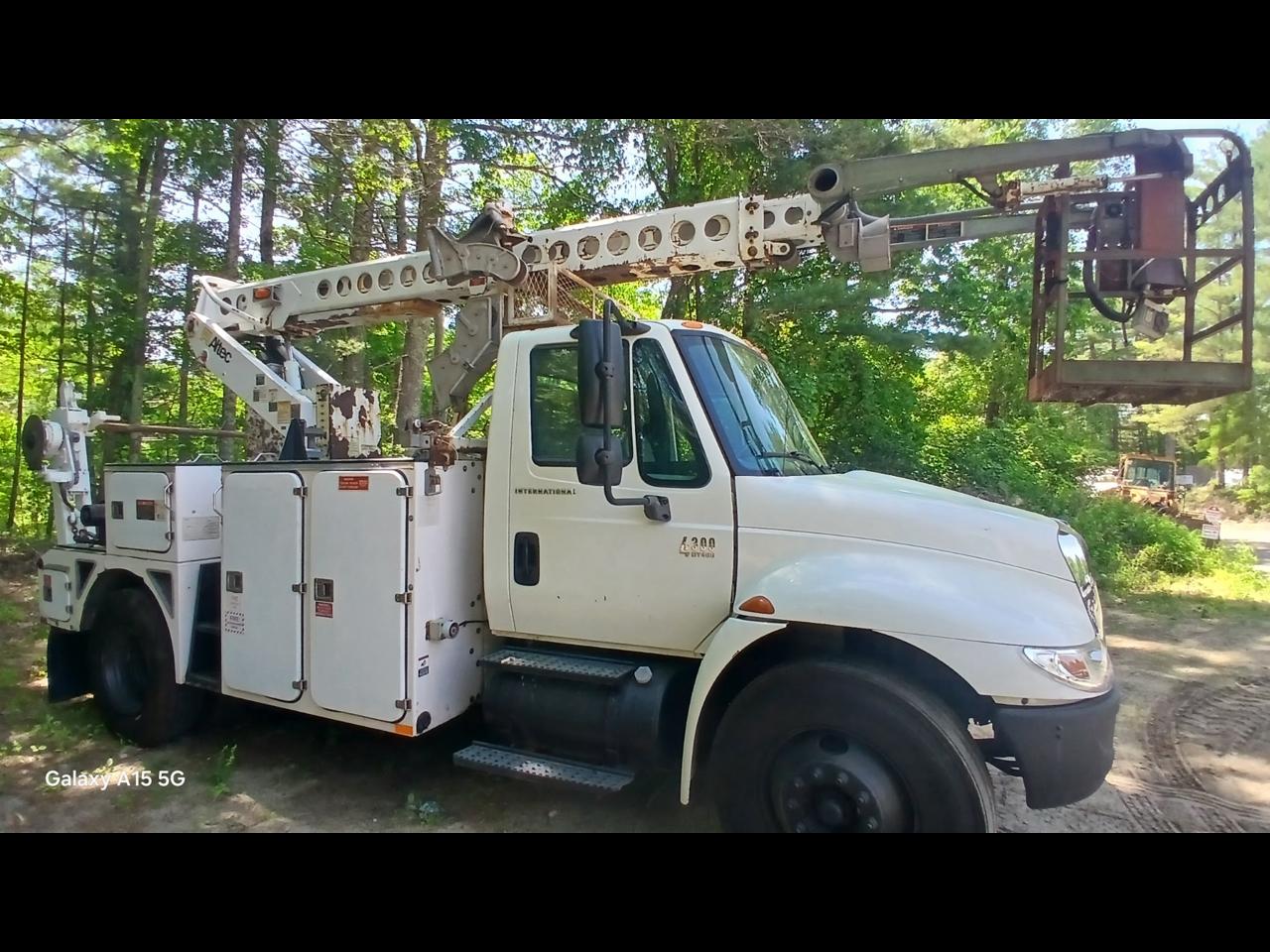 2005 International 4300 ALTEC TA40C CABLE PLACING PRE EMISSION TRUCK