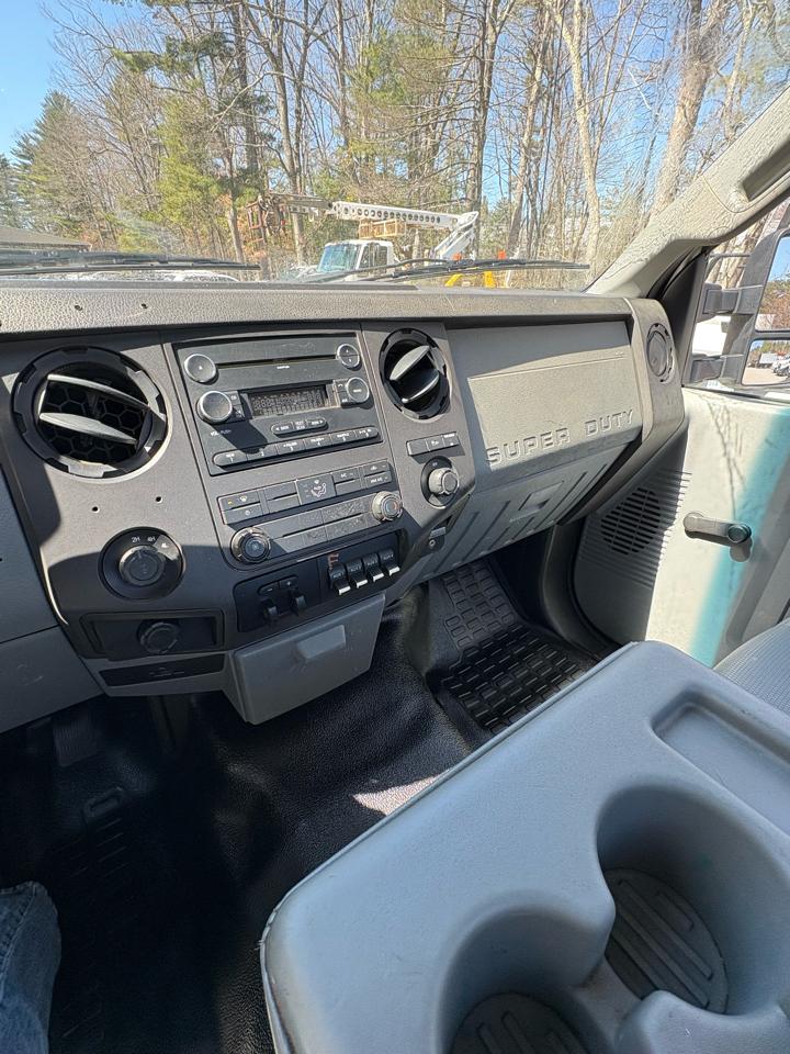 Ford Super Duty F-250 SRW 4WD Reg Cab 137" XLT 2011