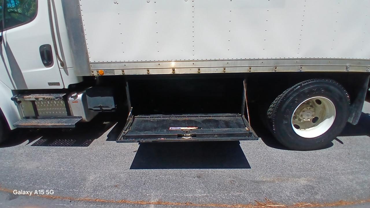Freightliner M2 106  2005