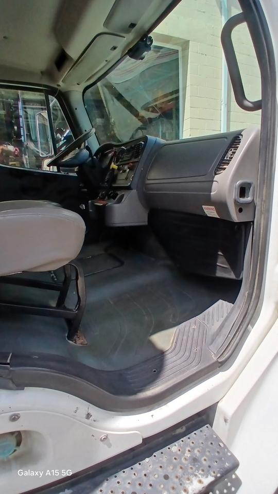 Freightliner M2 106  2005