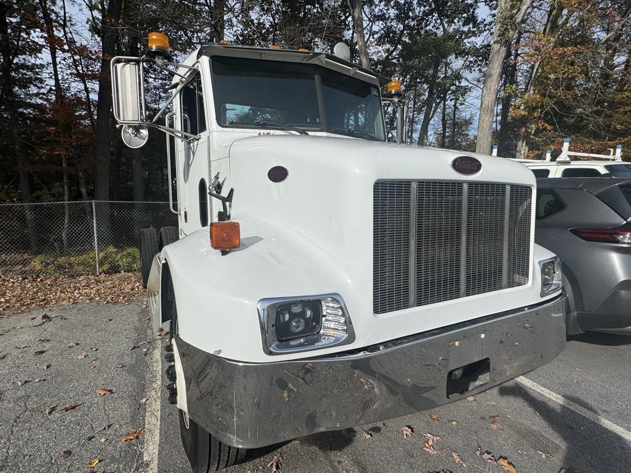 Peterbilt 330  2003