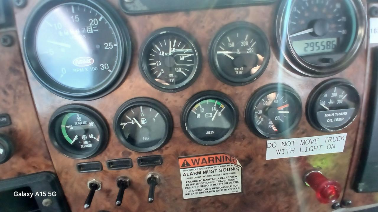 Peterbilt 330  2003