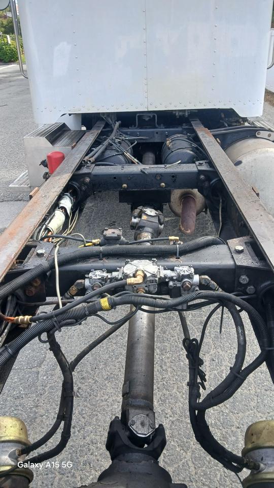 Peterbilt 330  2003